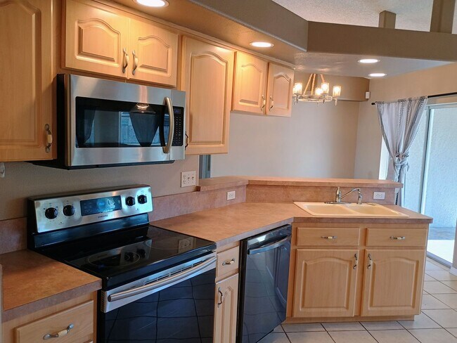 Building Photo - 3 bedroom 2 bathroom Fenced in yard