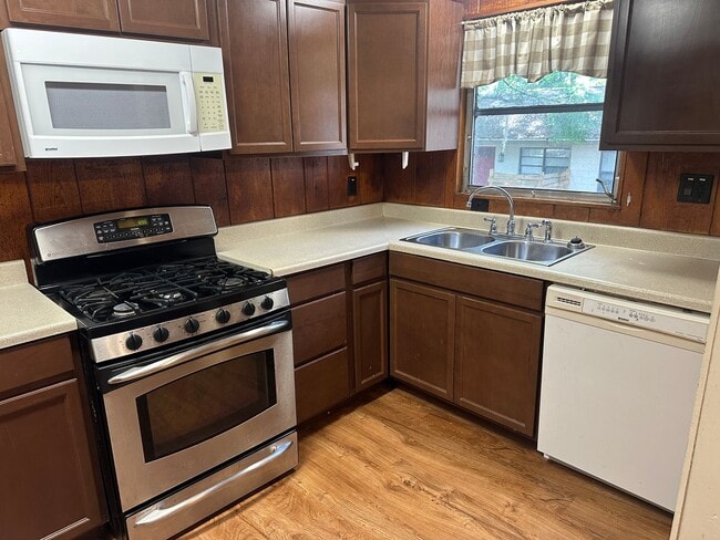 Building Photo - Charming Home with Modern Updates in Leesburg!