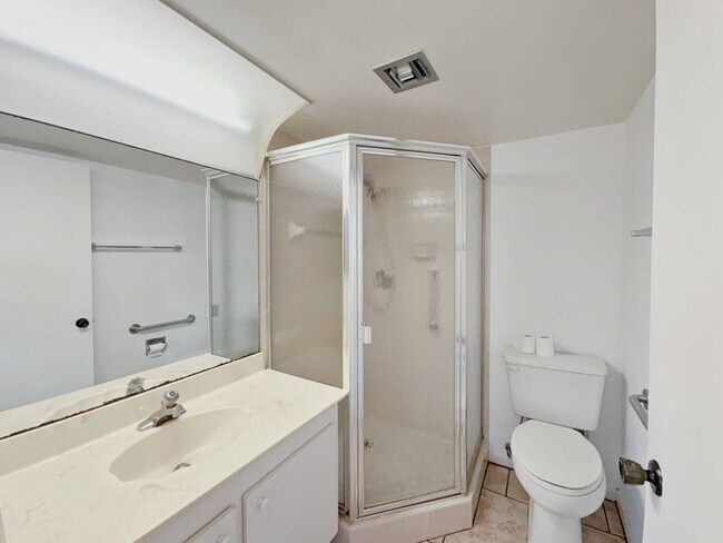 Building Photo - Spacious 2 Bed / 2 Bath Condo – 55+ Community | Largo, FL