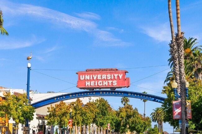 Building Photo - Fabulous University Heights location!