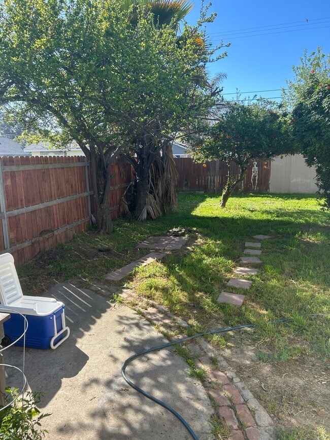 Building Photo - Move in Ready in North Hanford Central air/heat, lawn service included