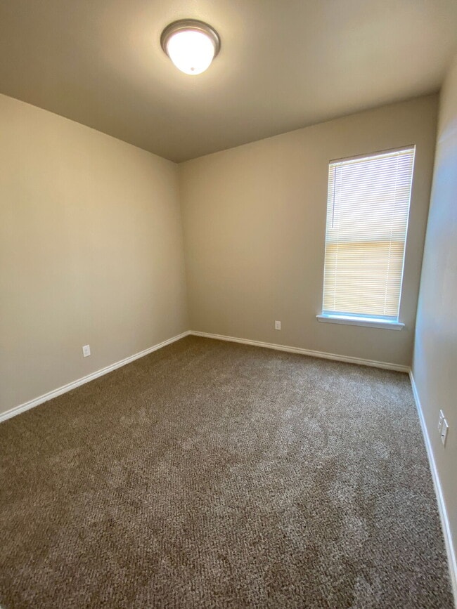 Building Photo - Burgamy Park Home!
