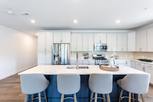 Building Photo - 617 Manhattan Blvd