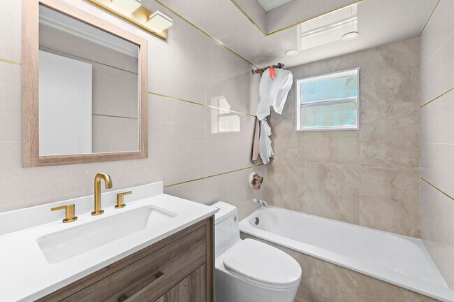 Building Photo - 551 Normandy L
