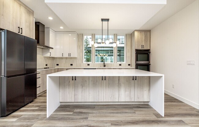 Building Photo - Edgewood Stunner