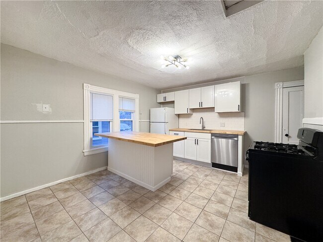 Building Photo - 102 Gregory St