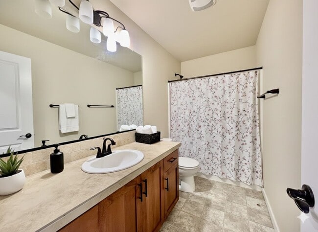 Building Photo - Modern 4-Bedroom Gem | Maintenance-Free Living & Private Side Yard!