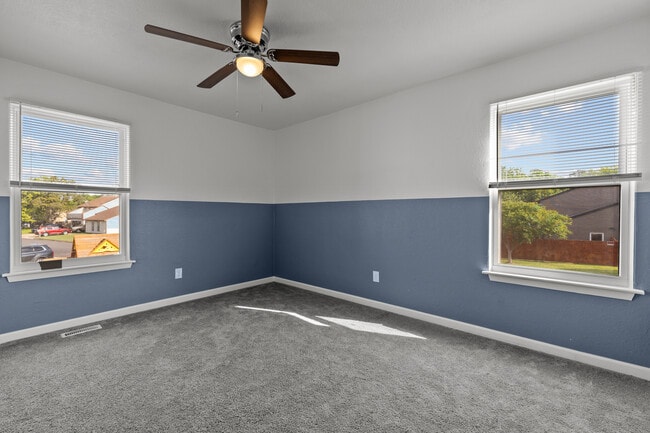 Building Photo - 871 Riverbend Rd