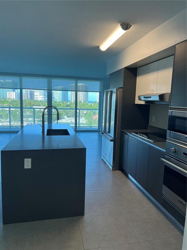 Building Photo - 9821 E Bay Harbor Dr