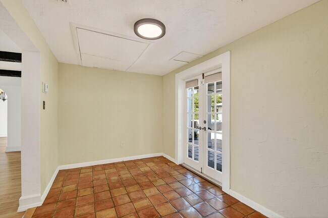 Building Photo - 322 Cornell Dr
