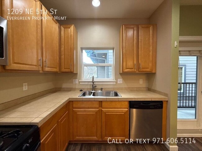 Building Photo - 1209 NE 5th St