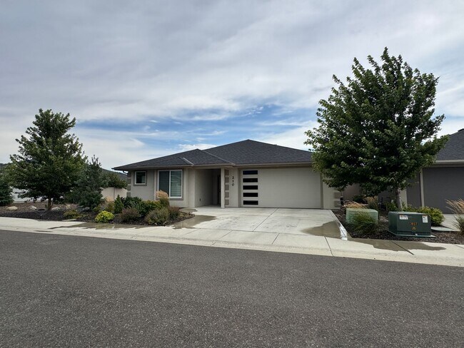 Building Photo - 3-Bed, 2 Bath Stunner in Kestrel Point