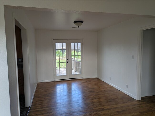 Building Photo - 320 S Country Club Rd