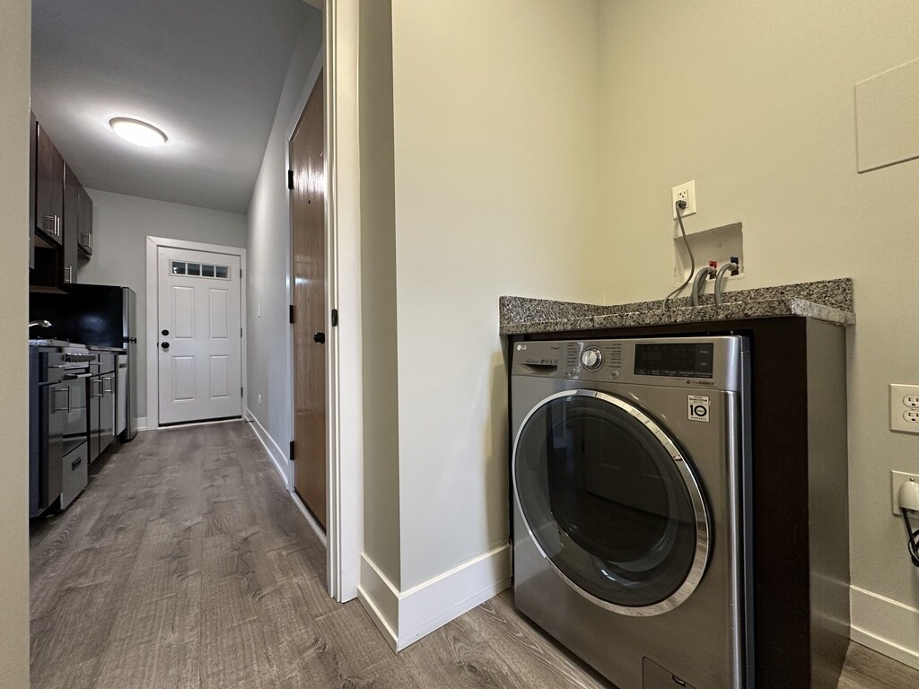 Building Photo - 712 W Brompton Ave