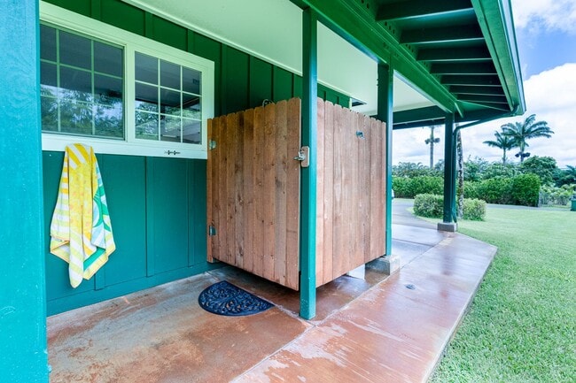 Building Photo - Estate on 1 acre 3 bedroom 2.5 baths and attached 2 car garage