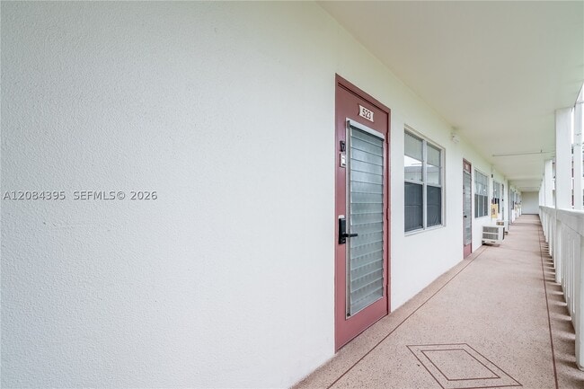 Building Photo - 523 Fanshaw N