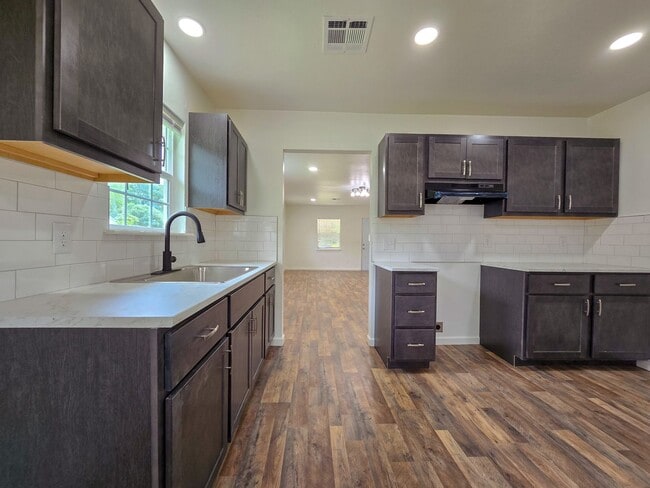 Building Photo - 3 Bedroom, 1 Bath Home in Shawnee!