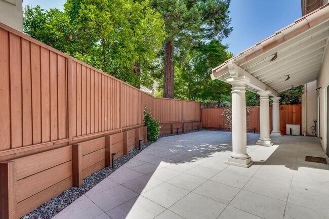 Building Photo - Beautiful and spacious 3 bedroom 2.5 bath ...