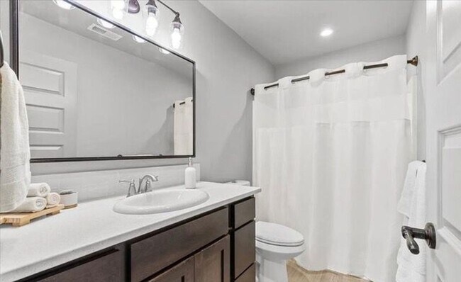 Building Photo - Charming 2-Story Home in Post Falls – Spac...