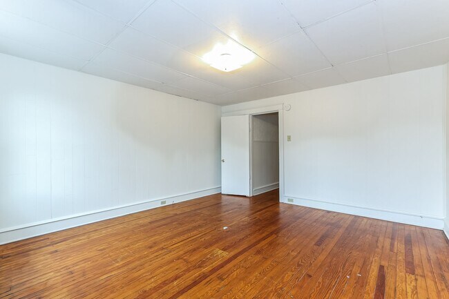 Building Photo - Charming and Spacious House Available Now