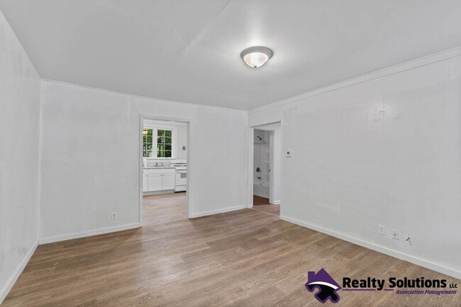 Building Photo - 733 E Cherry St