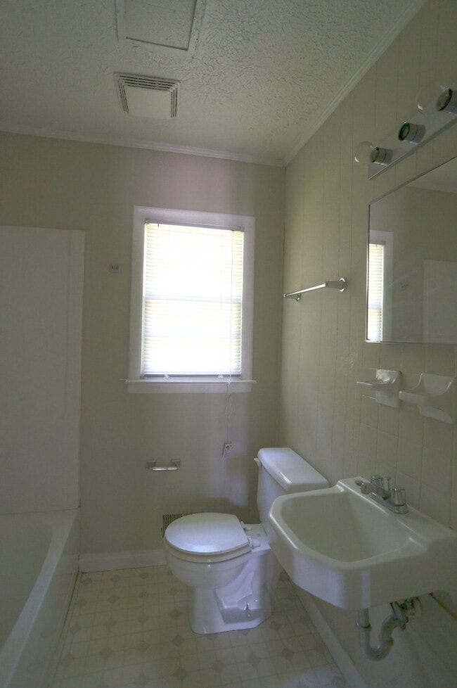 Building Photo - 435 S Barnett Shoals Rd