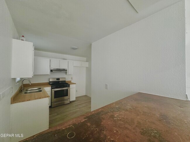 Building Photo - 421 Panahi Rd
