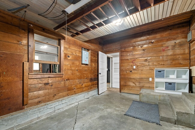 Building Photo - 1502 N Andover Rd
