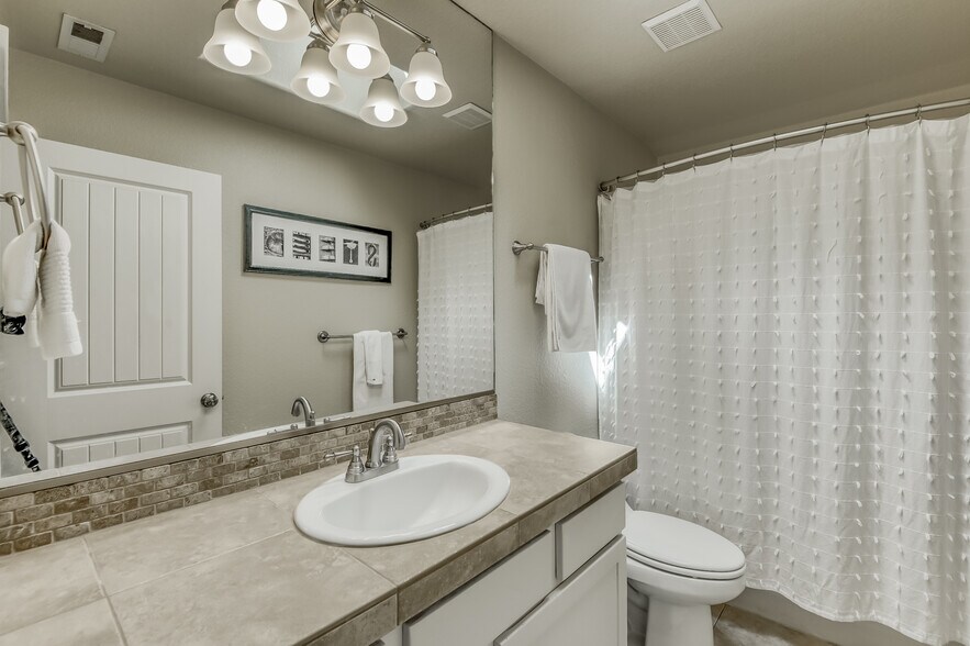 MAIN HOUSE - UPSTAIRS BATH - 421 5th Ave