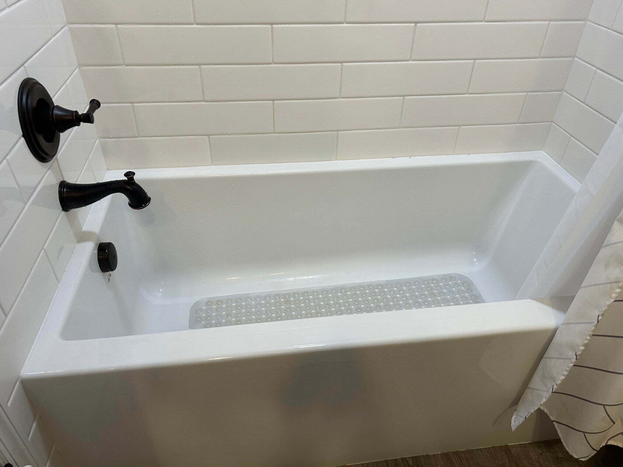 Full bath - 950 Twin Leaf Ct