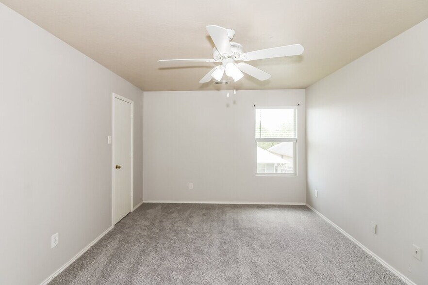 Building Photo - 19710 Rocky Shores Dr