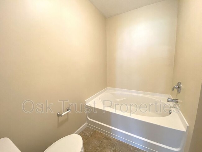 Building Photo - 7866 Park Gate Dr