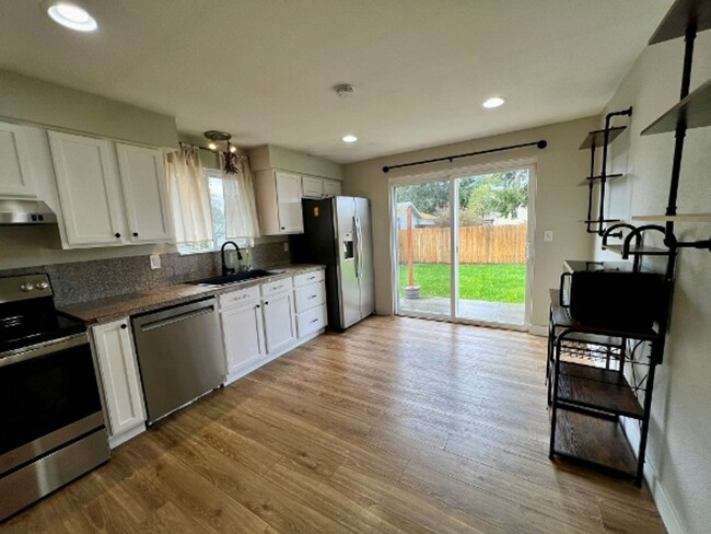 Building Photo - Pet Friendly 3BD Rambler