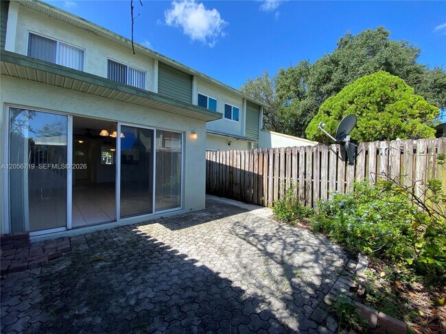 Building Photo - 895 Crystal Lake Dr