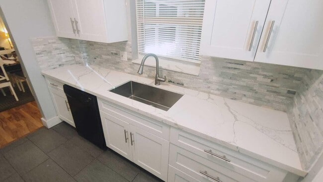 Building Photo - 1958 Monroe St