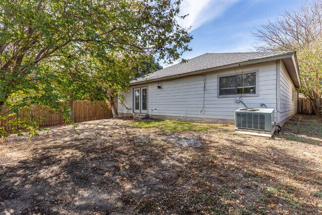 Building Photo - 7910 Lattimer Pond