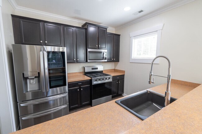 Building Photo - MOVE IN READY 3 Bedroom in the Heart of Western Branch!