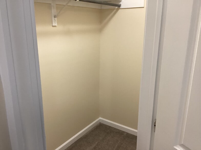 Building Photo - 614 McAlpine St