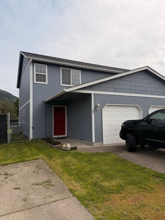 Building Photo - 3-Bedroom Duplex in Lowell
