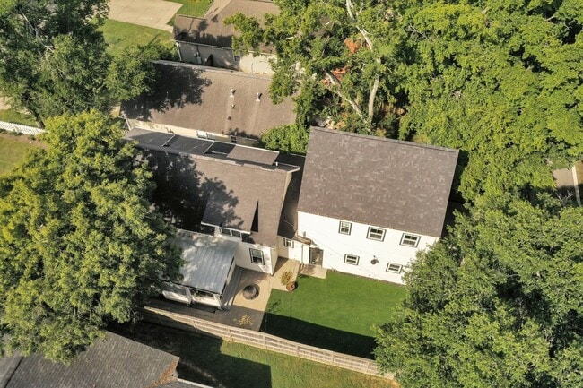 Building Photo - Great price for a huge house! CHARMING Syl...