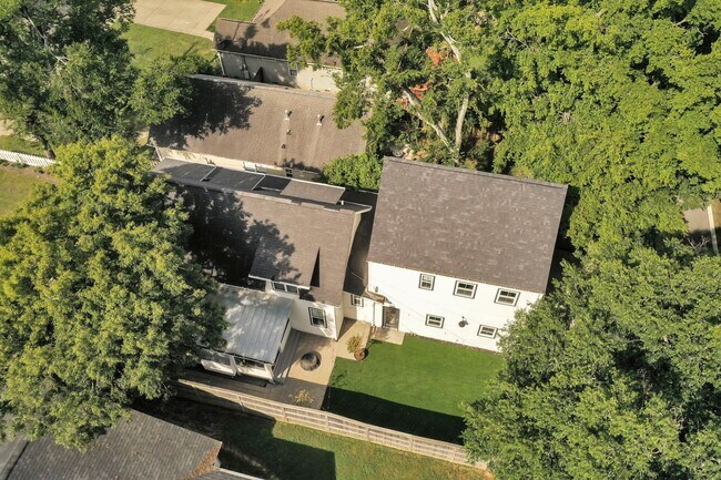 Building Photo - Great price for a huge house! CHARMING Sylvan Heights home 4 Bed 4 Bath. Beautiful private backya...