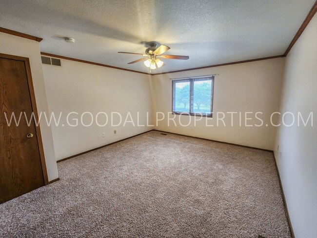 Building Photo - Executive 4 Bedroom Home in West Des Moine...