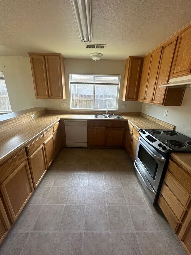 Building Photo - Four Bedroom Two Bathroom Home for Rent