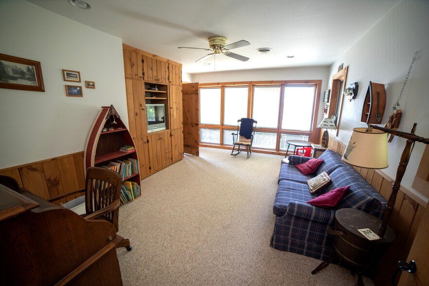 Den with pull out couch - 6 Sandy Cv