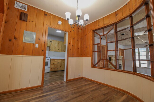 Building Photo - 1327 Vanderbilt St