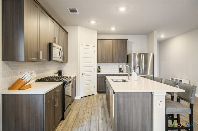 Building Photo - 10310 Mager Ln