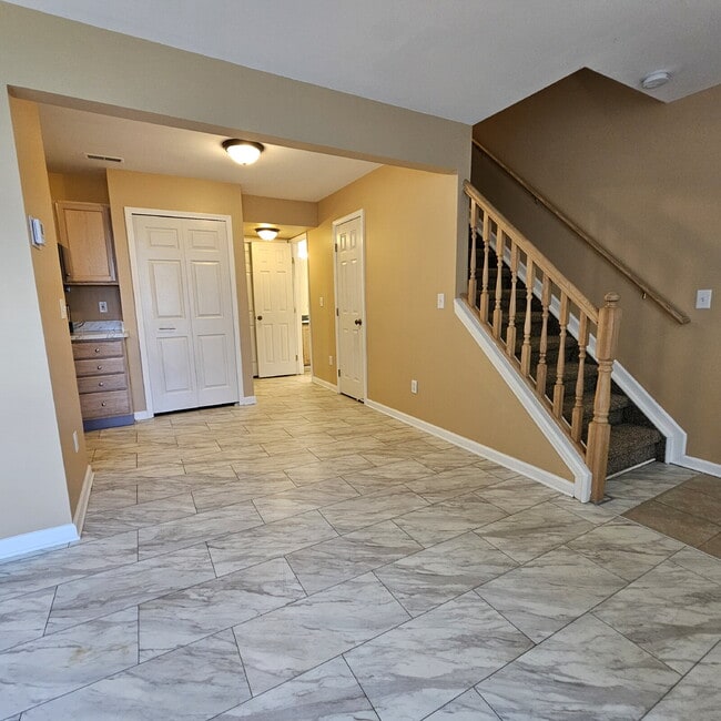 Building Photo - 2 Bedroom, 1.5 Bathroom Townhouse. Large L...