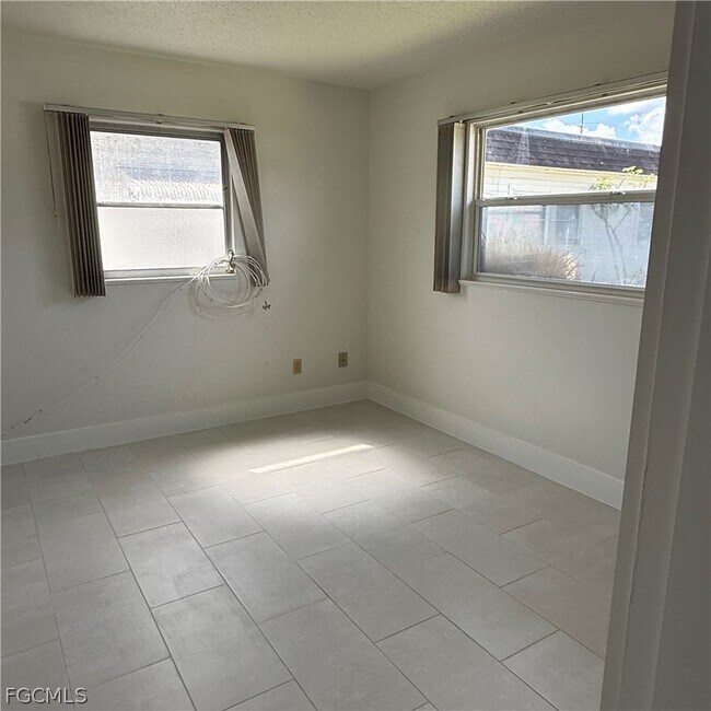 Building Photo - 26 Hamlin Ct