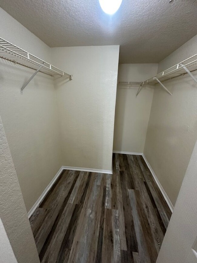 Building Photo - 822-106