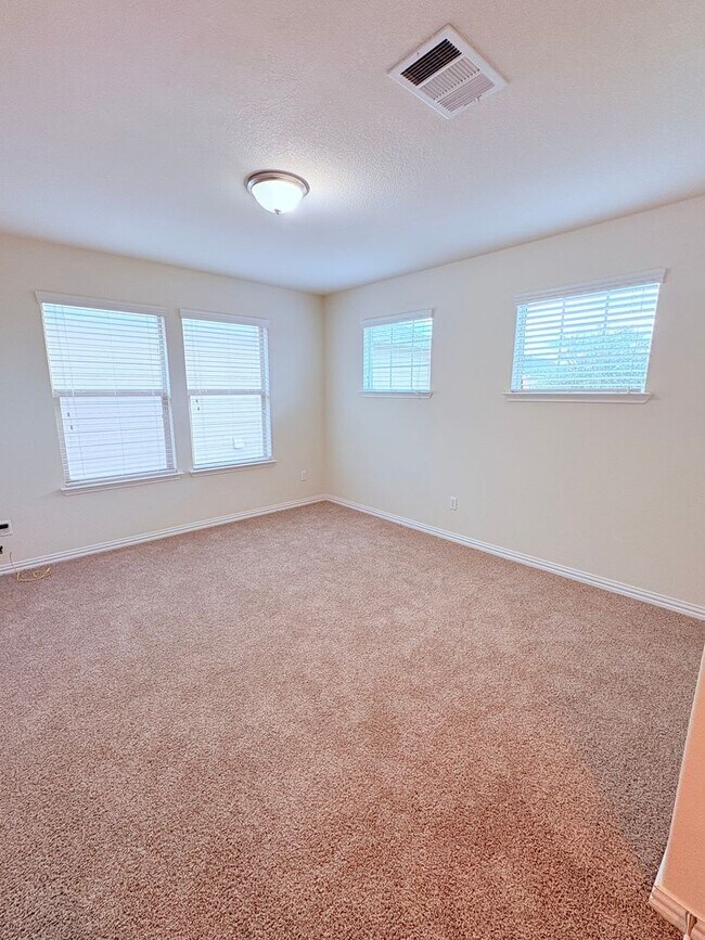 Building Photo - Large Home In Preston Village